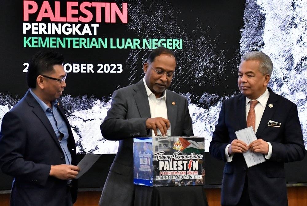 Zambry (tengah) melancarkan Kempen Sumbangan Perkhidmatan Awam Kepada Palestin Peringkat Kementerian Luar di Wisma Putra pada Jumaat. - Foto Bernama