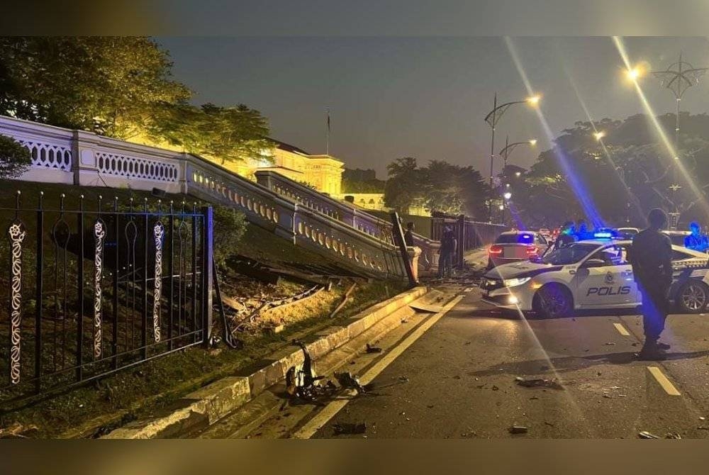 Pagar istana besar rosak selepas dirempuh sebuah kereta dipandu seorang lelaki warga asing dipercayai dalam keadaan mabuk di KM2.3 Jalan Skudai, Pantai Lido, Johor Bahru pada Jumaat.