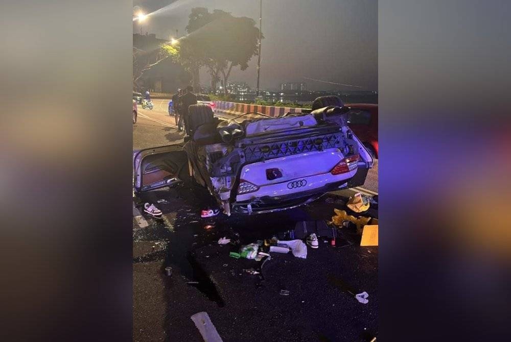 Keadaan kereta dipandu lelaki warga asing terbalik selepas melanggar dua kereta sebelum merempuh pagar istana di KM2.3 Jalan Skudai, Pantai Lido, Johor Bahru pada Jumaat.