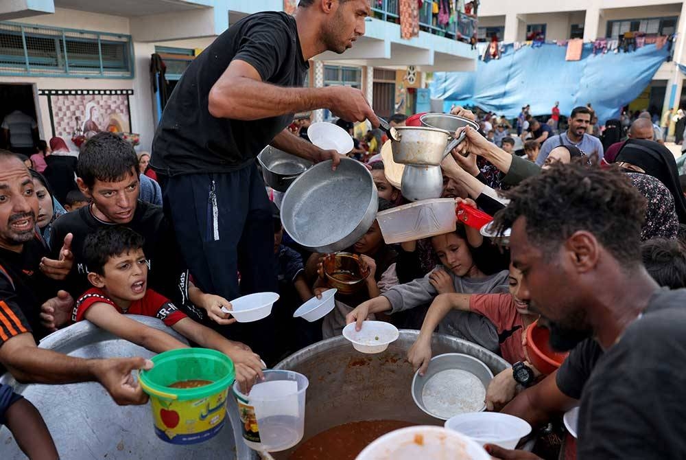 Penduduk Gaza bergantung kepada makanan diagihkan agensi bantuan di Rafah.