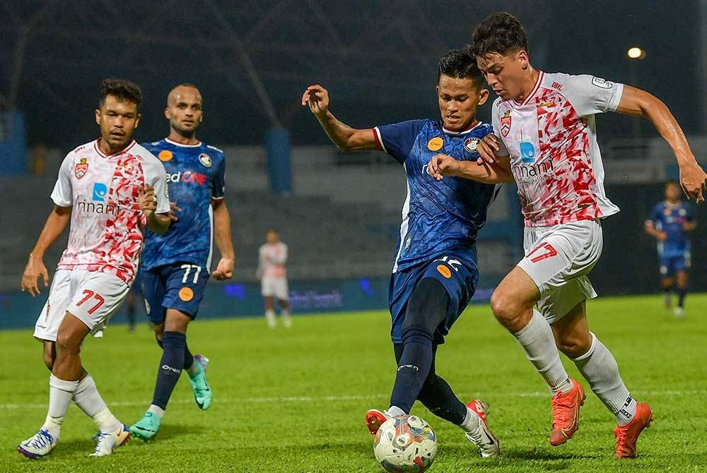 Pemain PDRM FC Mohd Safiee Ahmad (dua, kanan) cuba mendapatkan bola daripada pemain Kuala Lumpur FC Sean Gan Gianneli (kanan) pada Liga Super Malaysia 2023 di Stadium Majlis Bandaraya Petaling Jaya pada Khamis. - Foto Bernama.