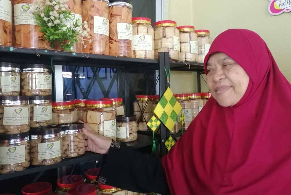 Mak Pah menunjukkan antara jualan yang dihasilkan bagi menjana pendapatan operasi RTK.