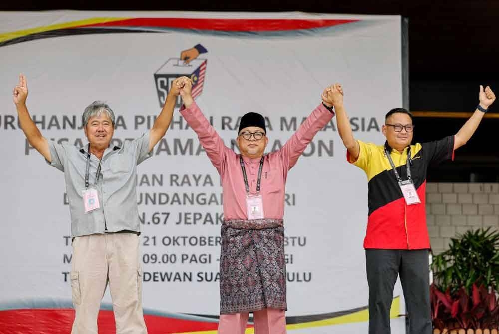 Calon-calon yang akan bertanding dalam PRK bagi DUN Jepak (dari kiri) calon Parti Aspirasi Rakyat Sarawak (Aspirasi), Chieng Lea Phing, calon Gabungan Parti Sarawak (GPS), Iskandar Turkee dan calon Parti Bumi Kenyalang (PBK), Stevenson Joseph Sumbang. - Foto Bernama