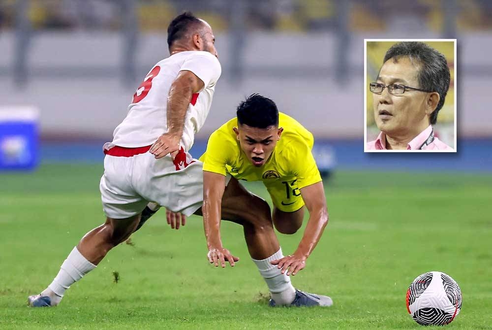 Pemain sayap lincah Harimau Malaya, Arif Aiman Hanapi (kanan) diasak pemain Tajikistan, Juraboev Amirbek dalam aksi final Pestabola Merdeka 2023 di Stadium Nasional Bukit Jalil minggu lalu. - Foto Bernama (Gambar kecil: MOHD AZRAAI)