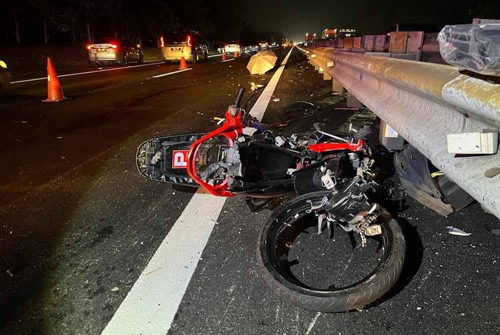 Seorang penunggung motorsikal maut dalam nahas membabitkan tiga kenderaan di Kilometer 63.8 Lebuhraya Utara Selatan (arah selatan) pada malam Jumaat.