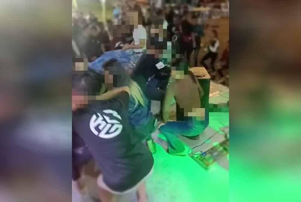 Tangkap layar aksi goyang gerudi ketika kumpulan muzik tempatan mengadakan persembahan di sebuah acara karnival di Simpang Renggam.