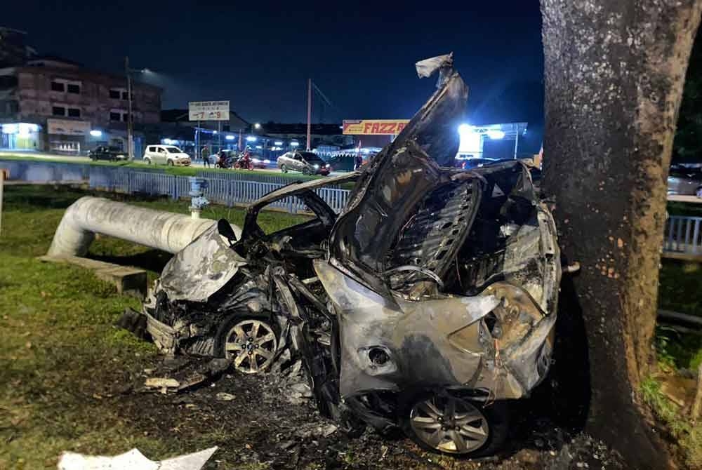 Seorang pemandu kereta rentung dalam kemalangan dua kenderaan di Jalan Batu Pahat-Mersing dekat Kluang pada Sabtu. - Foto ihsan IPD Kluang