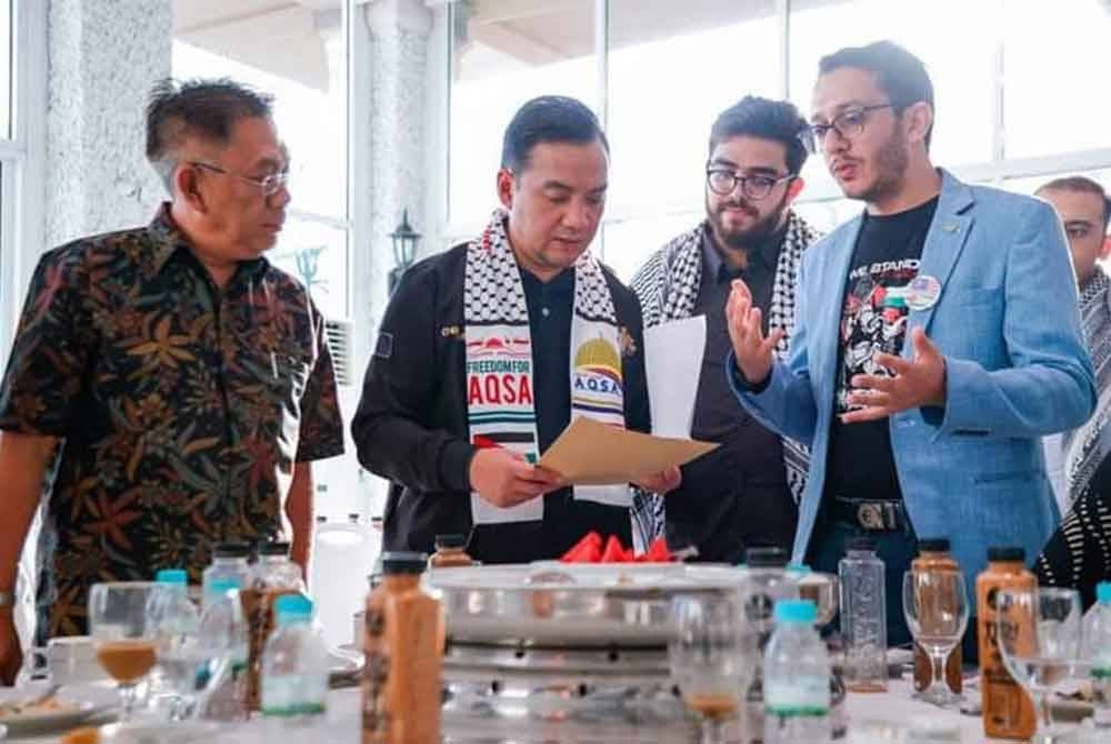 Onn Hafiz ketika mendengar luahan perkongsian pelajar Palestin yang menuntut di Universiti Teknologi Malaysia (UTM) baru-baru ini. Foto Facebook Onn Hafiz