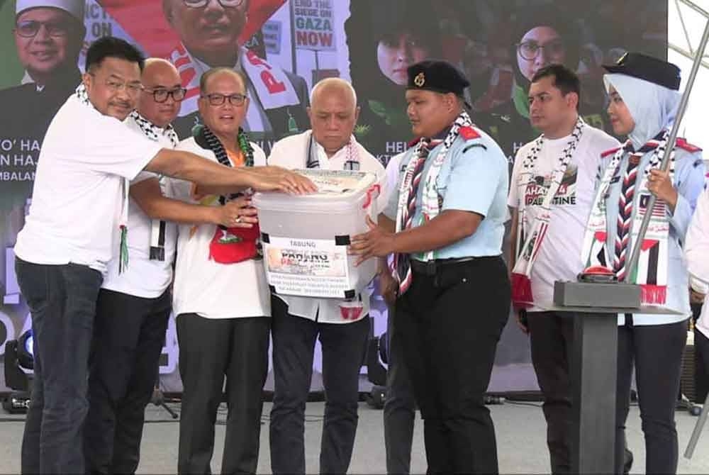 Wan Rosdy (dua dari kiri) melancarkan tabung Palestin 2.0 pada pada Himpunan Pahang For Palestin di Dataran Majlis Bandaraya Kuantan (MBK) pada Sabtu.