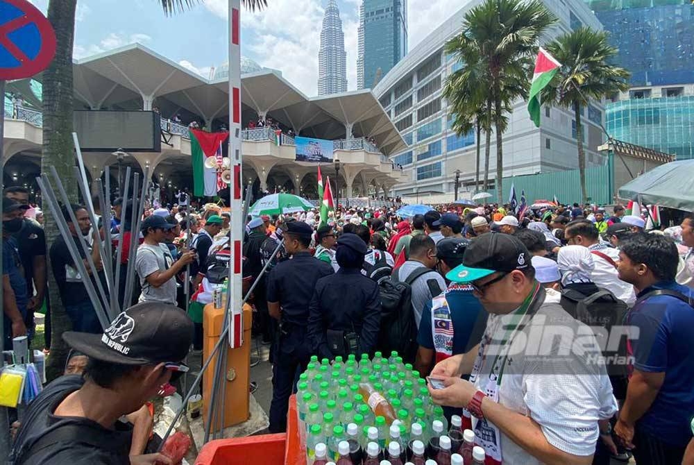 Orang ramai terdiri daripada pelbagai peringkat umur mula berkumpul di perkarangan Masjid KLCC dalam Himpunan 10,000 Solidariti Palestin di sini. FOTO: SINAR HARIAN/QURRATUL’AINA QUDDUS