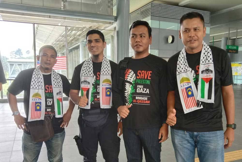 Shahir (dua dari kanan) bersama rakan-rakannya ketika ditemui di Stesen MRT Sungai Buloh bagi menyertai Himpunan 10,000 Solidariti Palestin di perkarangan Masjid KLCC pada Sabtu.