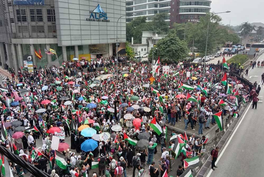 Himpunan yang awalnya berkumpul di pekarangan Masjid KLCC di sini kemudiannya bergerak ke lokasi seterusnya di sekitar Jalan Tun Razak.