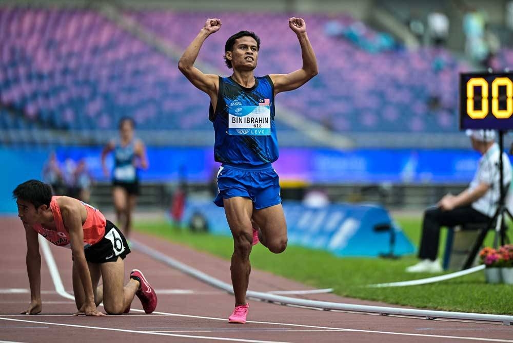 Aksi Muhamad Nurdin dalam acara 1500 meter lelaki T20 pada hari terakhir Sukan Para Asia 2022 Hangzhou hari ini. Foto Bernama