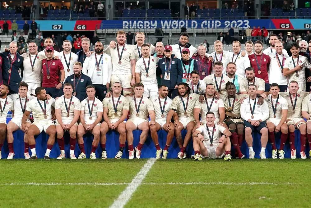 England merangkul pingat gangsa setelah menang ke atas Argentina dalam perlawanan penentuan tempat ketiga keempat ragbi Piala Dunia Perancis 2023 di Stadium Stade de France, Paris. - Foto Agensi