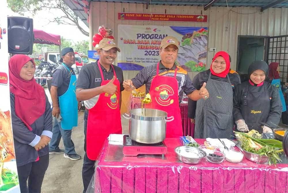 Ruzaidi (tiga dari kanan) ketika menghadiri Program &#039;Rasa-Rasa Akuakultur&#039; Negeri Terengganu 2023 di Pasar Tani Padang Hiliran, di Kuala Terengganu pada Sabtu.