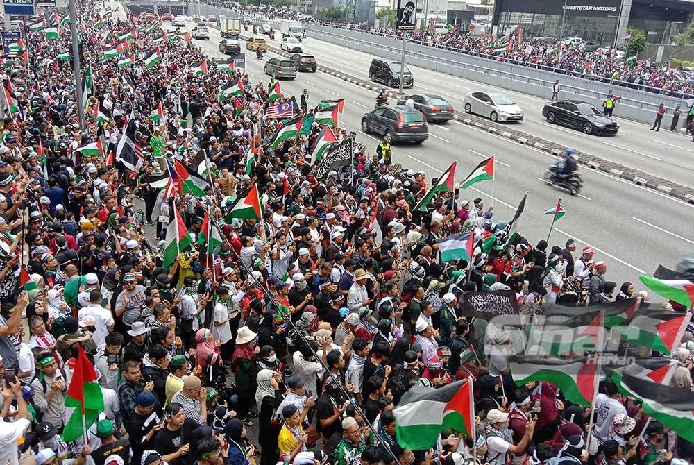 Ribuan peserta berhimpun di Jalan Tun Razak berdekatan kedutaan Amerika Syarikat pada Sabtu. - FOTO: SINAR HARIAN / MOHD RAFIQ REDZUAN HAMZAH