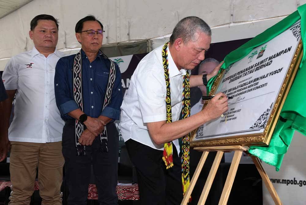 Fadillah merasmikan program Pemantapan MSPO Pekebun Kecil Sarawak pada Sabtu. - Foto Bernama