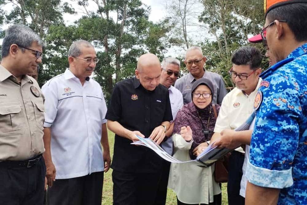 Armizan (tiga dari kiri) ketika melawat tapak cadangan pembinaan PPKB di SK Banggol Peradong, Manir di Kuala Terengganu pada Sabtu.