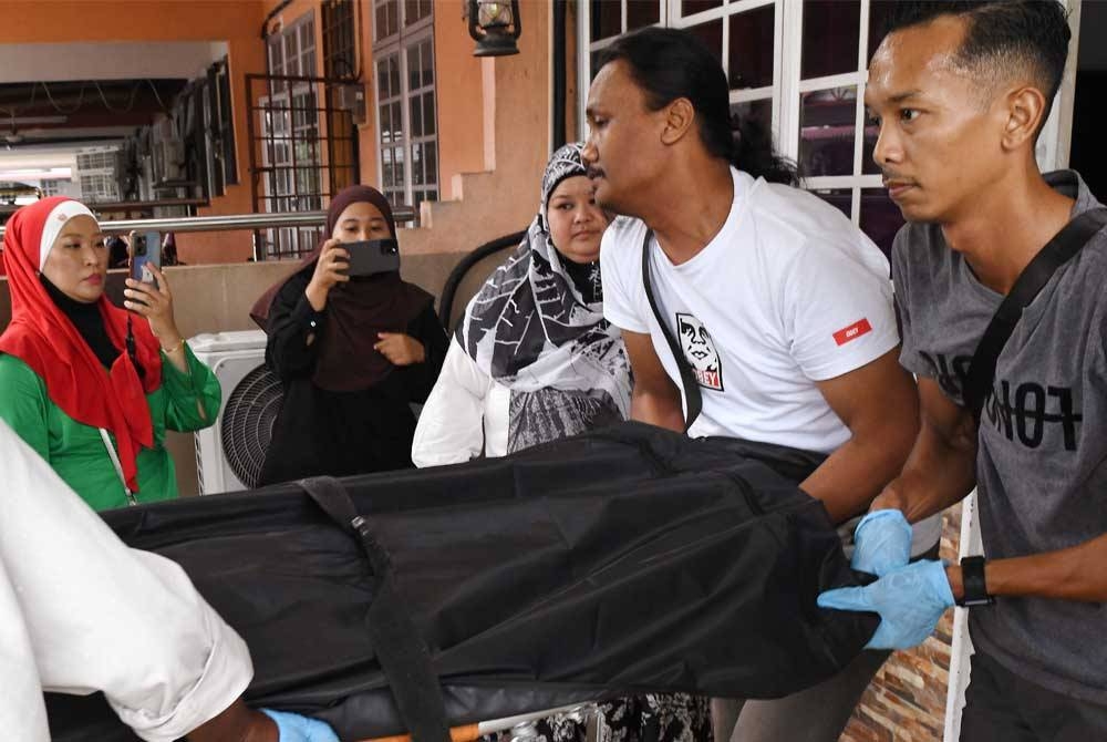 Jenazah Badrul Muhayat dibawa ke Hospital Sebarang Jaya untuk bedah siasat bagi mengetahui punca sebenar kematiannya. - Foto Bernama