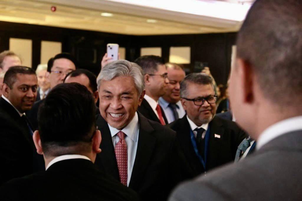 Zahid turut menyempurnakan Majlis Perasmian Persidangan Perniagaan Halal Dunia di UK.