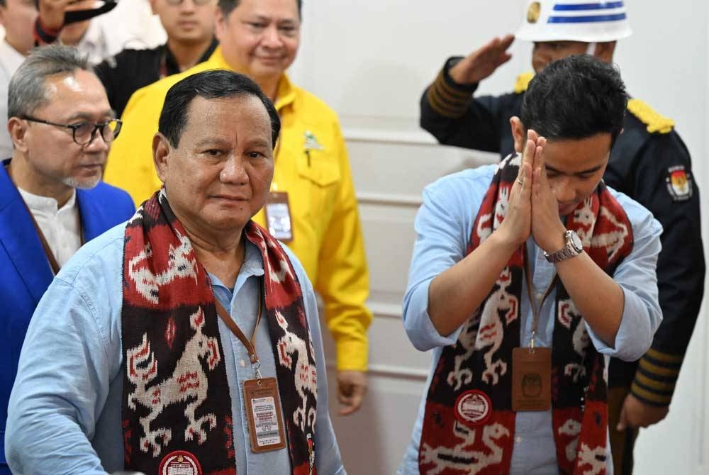 Calon presiden, Prabowo Subianto (kiri) dan calon naib presiden, Gibran Rakabuming Raka (kanan), anak kepada Joko Widodo tiba pada hari penamaan di Jakarta pada 25 Oktober lalu. - Foto AFP