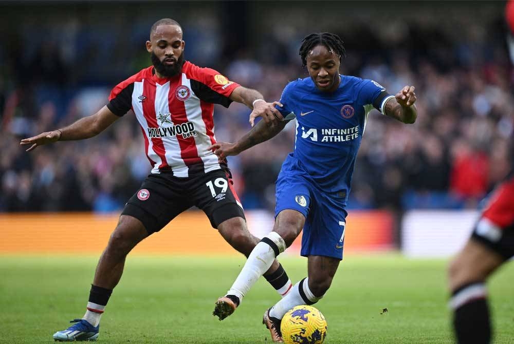 Mbeumo (kiri) mengasak Raheem Sterling semasa aksi liga di Stamford Bridge, London pada Sabtu. - Foto AFP