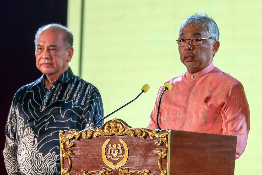 Al-Sultan Abdullahbertitah pada Majlis Malam Perayaan Ulang Tahun ke-60 Jabatan Pengajian Cina Universiti Malaya (UM) di Dewan Tunku Canselor UM Kuala Lumpur malam ini. - Foto Bernama