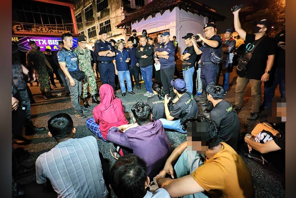 Aminuddin (berjaket warna hitam) ketika meninjau Opsa Sabung di Bandar Baru Nilai 3.