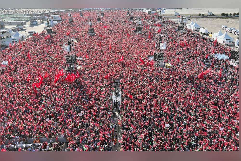 Lautan manusia mengibarkan bendera Turkiye dan Palestin ketika Erdogan berucap semasa perhimpunan anjuran parti AKP sebagai solidariti dengan rakyat Palestin di Gaza, di Istanbul. - Foto AFP