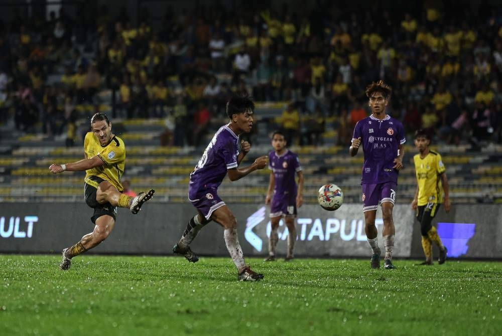 Milunovic (kiri) melakukan percubaan ke arah gawang gol Kelantan dalam aksi Liga Super di Stadium Perak, Ipoh pada Sabtu. - Foto Bernama