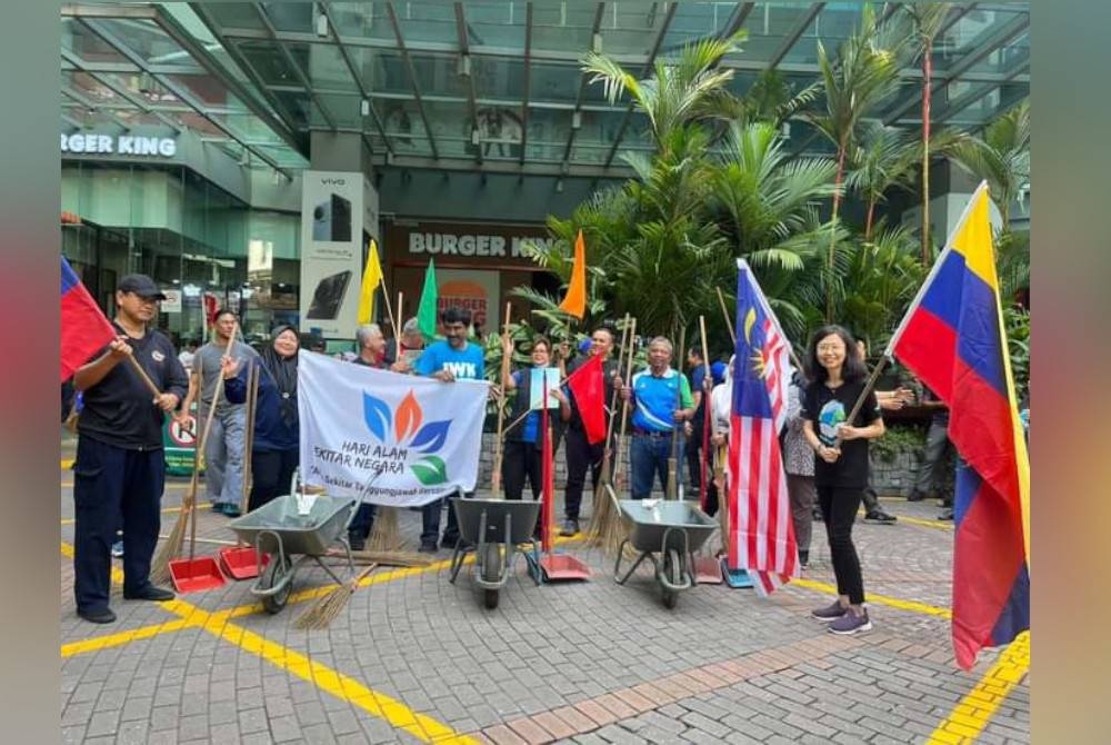 Selain aktiviti gotong-royong, kempen kesedaran berkaitan penjagaan alam sekitar, kebersihan dan penjagaan kesihatan turut diadakan. - Foto DBKL