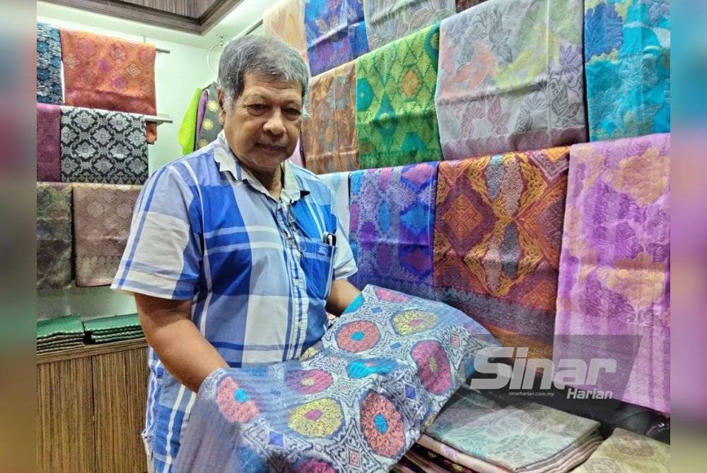 Ahmad Kamil menunjukkan songket yang mendapat permintaan untuk menghadiri majlis tertentu.