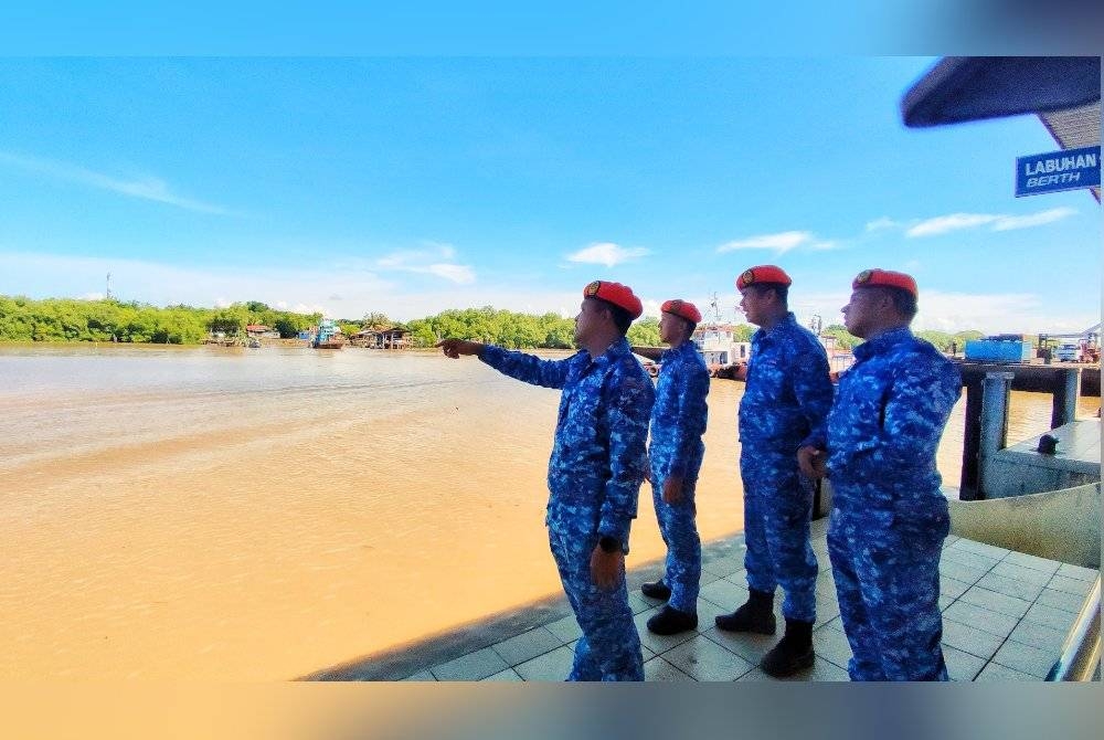 Pengarah APM Kedah, Leftenan Kolonel (PA) Zairil Anuar Zulmuji (kiri) dan pegawai APM Kedah melakukan pemantauan fenomena air pasang besar di Jeti Kuala Kedah, di sini, Ahad.