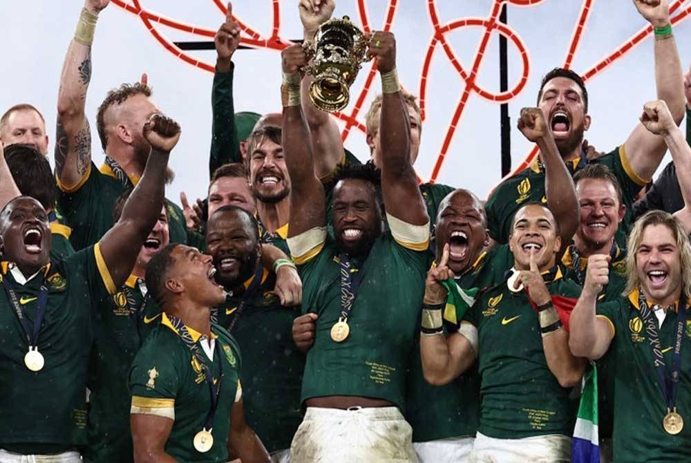 Kolisi menjulang Trofi Webb Ellis selepas Afrika Selatan muncul juara menewaskan New Zealand dalam aksi final Piala Dunia Ragbi 2023 di Stade de France pada awal pagi Ahad.