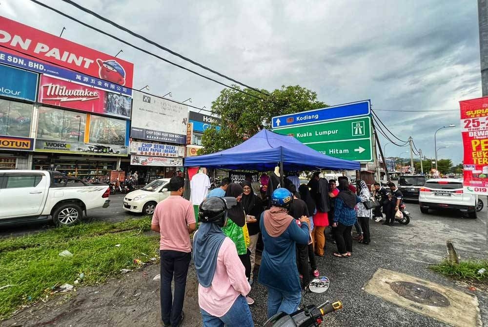 Orang ramai mengerumuni khemah jualan barangan Palestin milik Ahmad Badiuzzaman di Changlun.