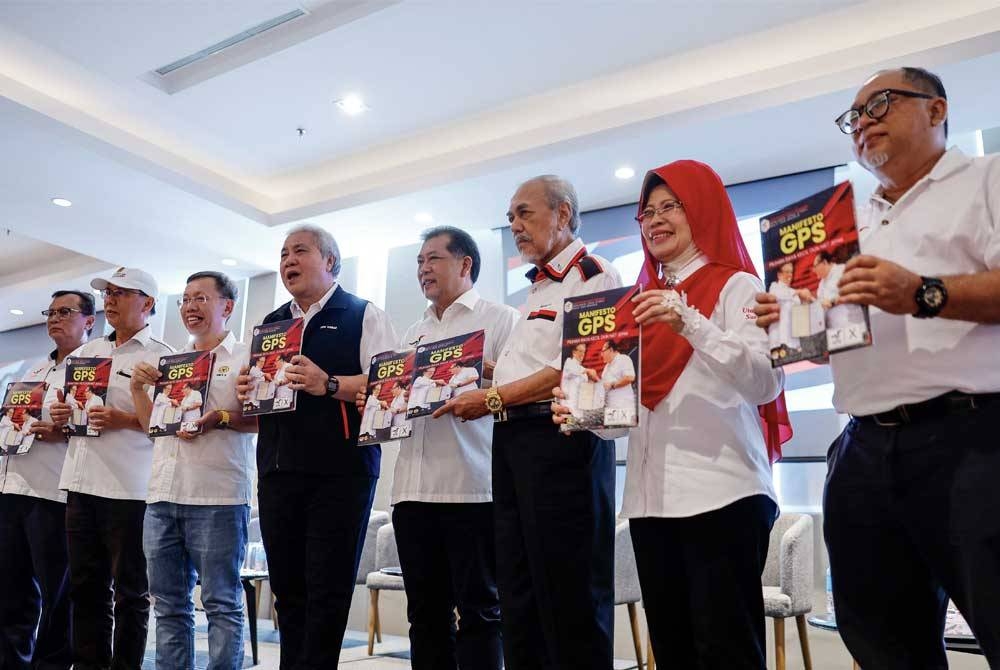 Awang Tengah (empat dari kiri) bersama barisan kepimpinan GPS pada Pelancaran Manifesto GPS bagi PRK DUN Jepak. - Foto Bernama