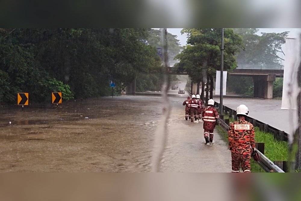 Anggota bomba membuat pemeriksaan di Jalan Lencongan Timur Sungai Petani iaitu di hadapan HSAH yang turut dinaiki air.