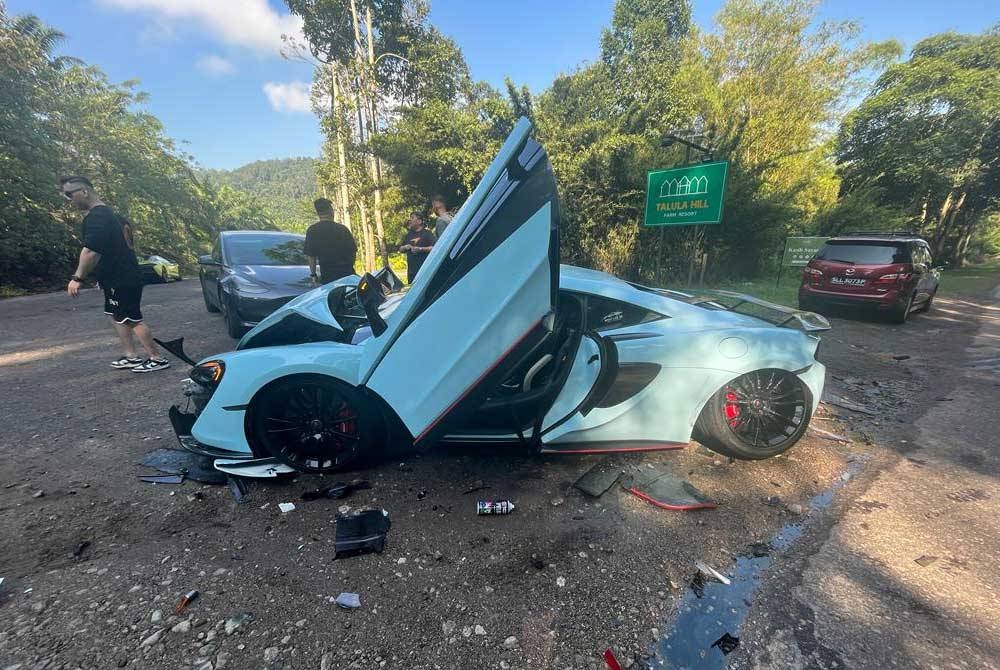 Kereta mewah jenis Maclaren M4 dari Singapura terlibat kemalangan semasa berkonvoi di Jalan Yong Peng-Kluang, Kluang pada Ahad.