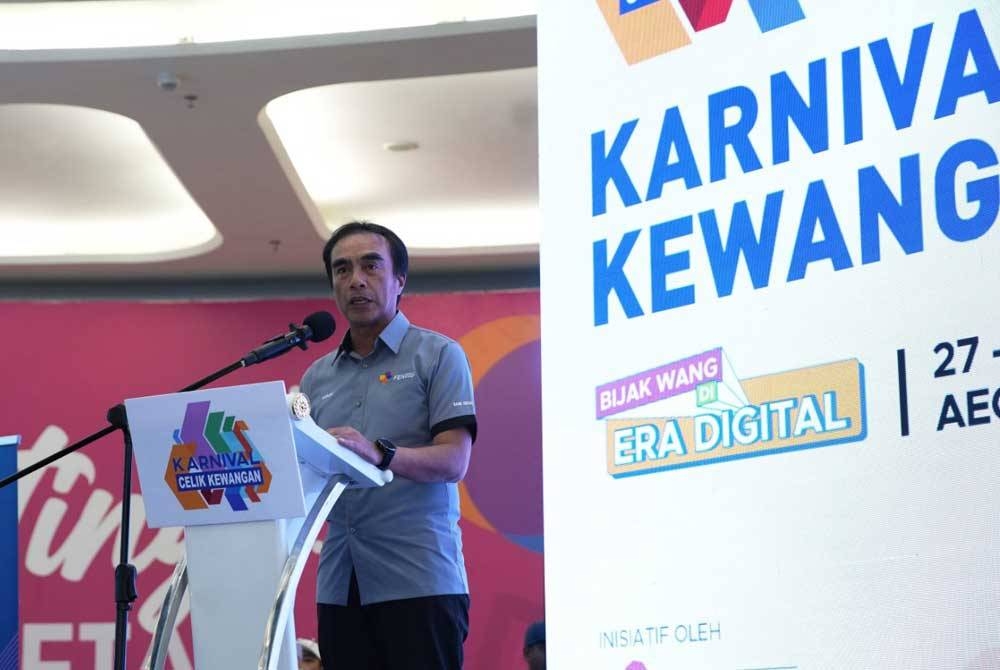 Adnan Zaylani ketika berucap pada Majlis Penutup Karnival Celik Kewangan Sempena Bulan Literasi Kewangan di AEON Mall Kulai Jaya.