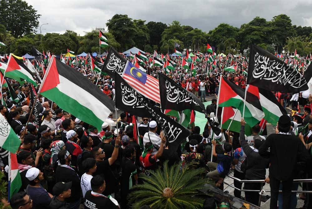 Orang ramai mengambil bahagian dalam Himpunan Kasih Gaza 2.0 Solidariti Palestin di pekarangan Masjid Bandar Perda. - Foto Bernama