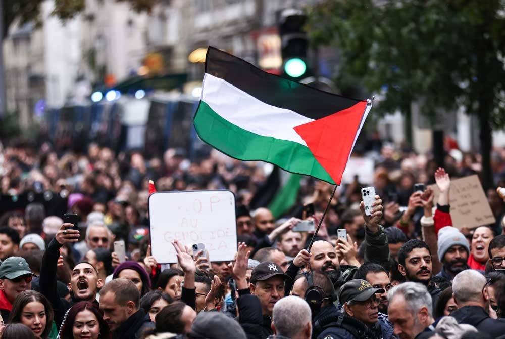 Peserta demonstrasi semasa tunjuk perasaan menyokong Palestin, di Place du Chatelet di Paris, Perancis pada Sabtu. - Foto EPA