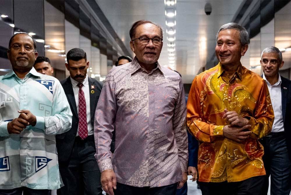 Anwar tiba untuk menghadiri Sesi Permukiman Pemimpin-Pemimpin Malaysia-Singapura Ke-10 di Lapangan Terbang Internasional Changi di Singapura. - Foto Bernama