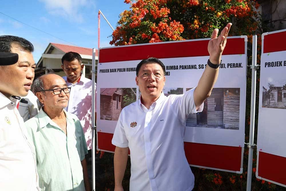 Kor Ming meninjau projek bantuan baik pulih rumah di Kampung Baru Rimba Panjang sempena Program Sentuhan Kasih KPKT ke Sungai Siput pada Isnin.