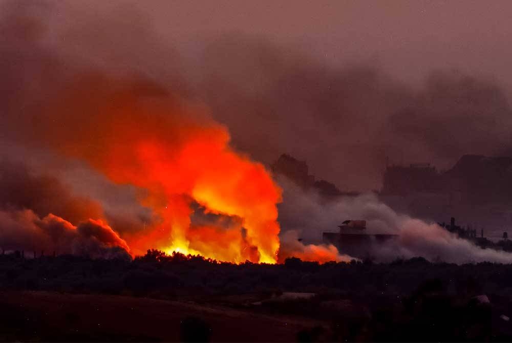 Israel menyerang bahagian utara Semenanjung Gaza semasa matahari terbenam. - Foto EPA