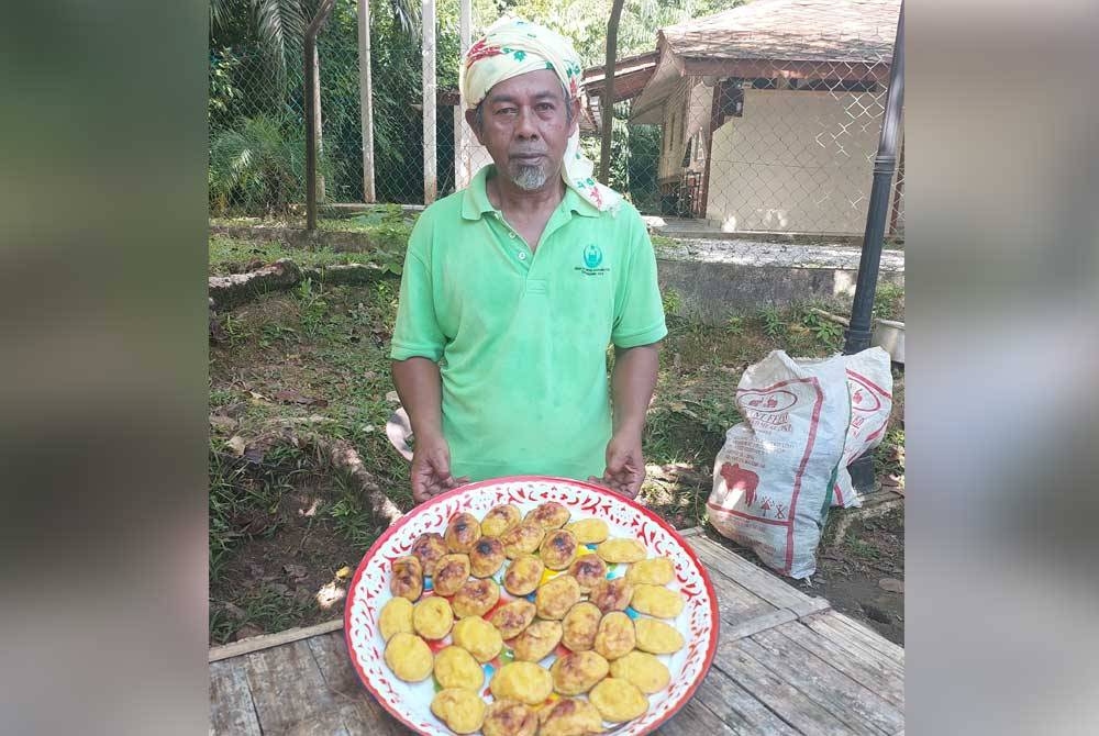 Pok Soh menunjukkan Kuih akok tradisional Terengganu yang sudah dibakar.