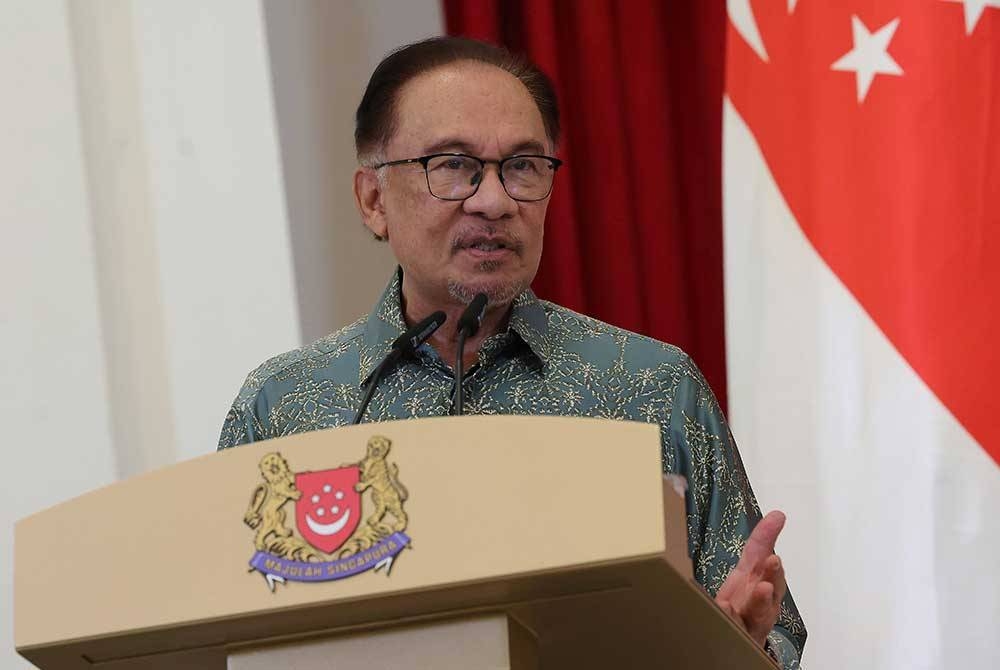 Anwar menjawab soalan wartawan ketika sidang media bersama Perdana Menteri Singapura Lee Hsien Loong selepas Sesi Permukiman Pemimpin-Pemimpin Malaysia-Singapura di Istana, pada Isnin. - Foto Bernama