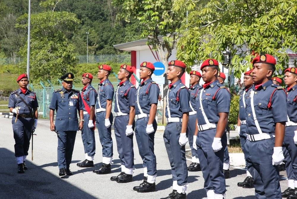 Abdul Wahab melakukan pemeriksaan Perbarisan Kehormat pada Majlis Penyampaian Anugerah Perkhidmatan Cemerlang, Sijil 30 Tahun Perkhidmatan dan Sijil Perkhidmatan Pegawai Bomba Bantuan (PBB) Tahun 2022 di Ipoh pada Isnin.