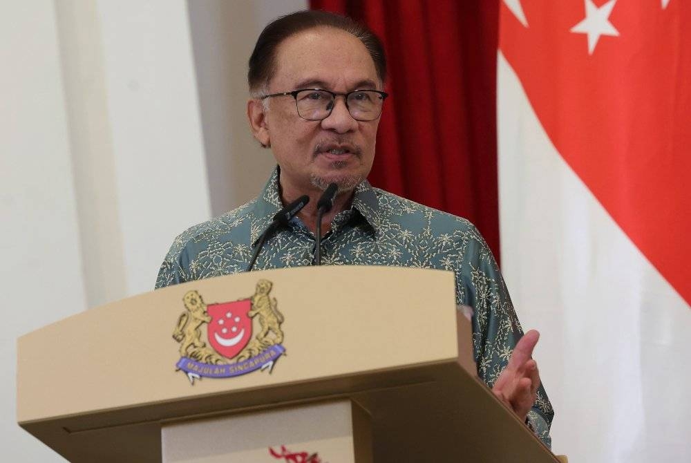 Anwar menjawab soalan wartawan ketika sidang media bersama Perdana Menteri Singapura, Lee Hsien Loong selepas Sesi Permukiman Pemimpin-Pemimpin Malaysia-Singapura di Istana hari ini. - Foto Bernama