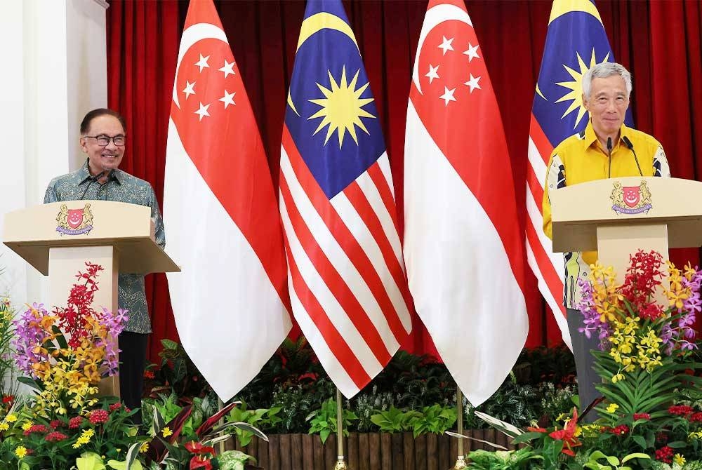 Anwar (kiri) dan Hsien Loong (kanan) semasa sidang media bersama selepas Pemukiman Ke-10 Pemimpin Malaysia-Singapura pada Isnin. Foto Bernama