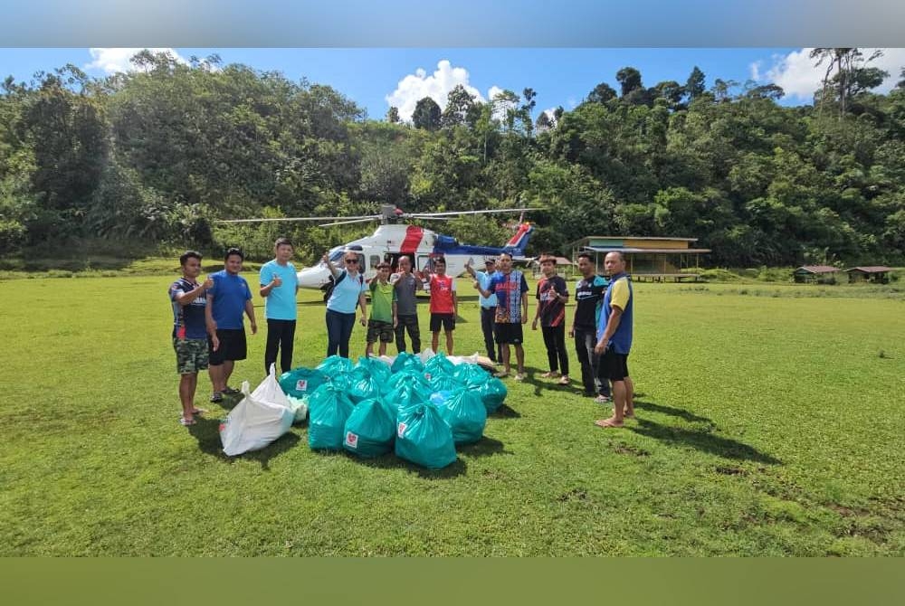 
Wakil FOL bersama penduduk Kampung Saliliran bersama barangan makanan dibawa menggunakan helikopter milik PDRM.